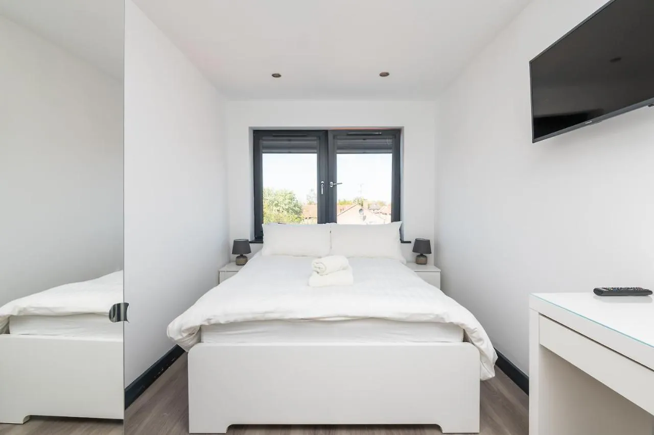 Modern Duplex Apt With 75 Inch Tv I Pass The Keys York Apartment