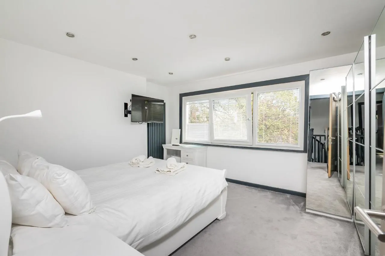 Modern Duplex Apt With 75 Inch Tv I Pass The Keys York 0*,  United Kingdom