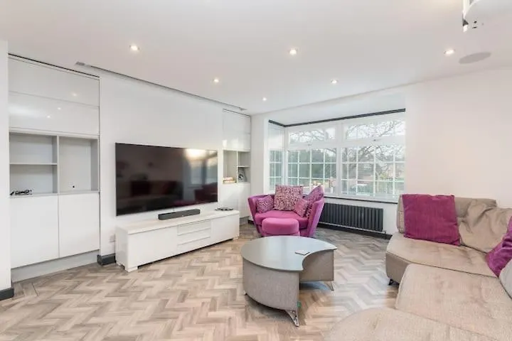 Modern Duplex Apt With 75 Inch Tv I Pass The Keys York United Kingdom