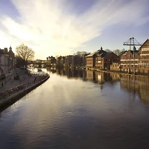 Newly Renovated Centre Flat - Pass The Keys York